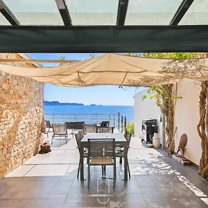 https://maison-sur-leau-hyeres-almanarre-parkings-clim-wifi.aixenprovencehotels.org